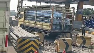 Sebuah truk menabrak Gerbang Tol dan 2 Mobil di Ciawi