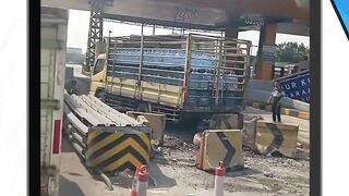 Lagi! Truk Tabrak Gerbang Tol dan 2 Mobil di Ciawi