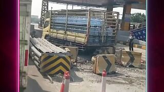 Lagi! Truk Tabrak Gerbang Tol dan 2 Mobil di Ciawi 2