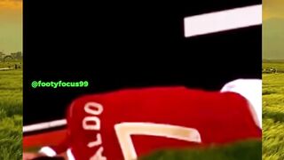 Banyak bek hebat gugup saat hadapi Ronaldo atau Messi. Tapi Nesta? Tetap tenang, tetap kelas. ????????