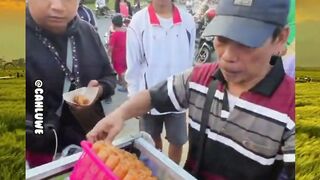 War lumpia paling rame di Surabaya! ???? Kulitnya renyah, isian padat, sambelnya nampol! ????????????
