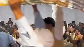 The video of Pakistani bride's necklace made of lakhs of currency notes has created a stir