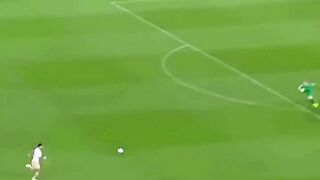 Wah gila sih, momen langka kayak gini jarang banget terjadi! Kiper-nya bikin aksi yang bikin semua orang bengong ????????