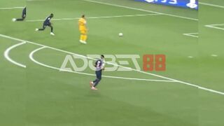 Lagi ditekan habis-habisan di lapangan...