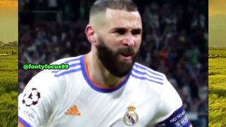 Bukan Ronaldo. Bukan Messi. Tapi statistiknya? Gila banget. Dia tuh kayak hantu di kotak penalti... selalu muncul di waktu yang pas. ????‍????