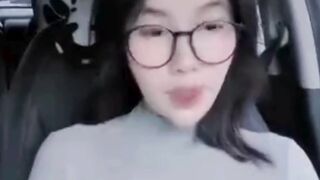 baju sempit apa emng besar sih