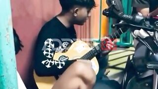 Lagi nongkrong santai, nyanyi bareng biar suasana makin asik...