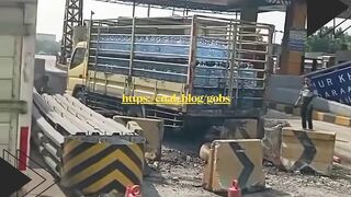 Kecelakaan mengerikan di gerbang tol Ciawi!