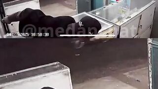 Seorang Remaja Kedapatan CCTV Mencuri 3 Unit Ponsel (HP)