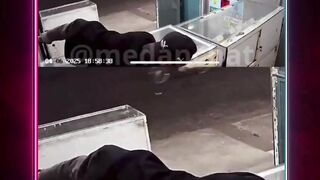Tertangkap cctv seorang remaja nekad mencuri 3 unit ponsel saat pemilik kios sedang sholat.