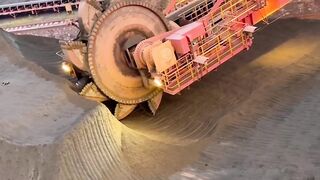 Bucket Wheel Excavator: Raksasa Penggali Tambang!