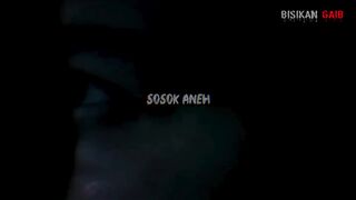 sosok aneh
