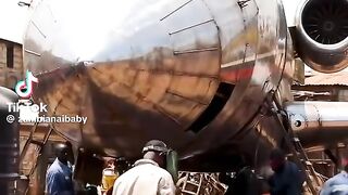 Voici comment on monte l'avion ici on Afrique