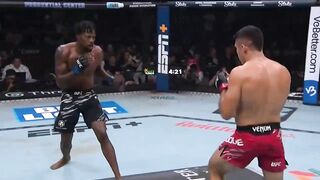 Кевин Холлэнд поймал Висенте Люке на удушающий прием во втором раунде! UFC316