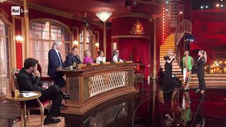 ballandoconlestelle  —— ???? SOS: richiesto il duplicato della coppa di #WandaNara.  #SognandoBallandoConLeStelle