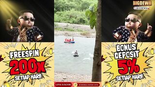 Momen Bocah Berdiri Tenang di Atas Ban Lewati Arus.