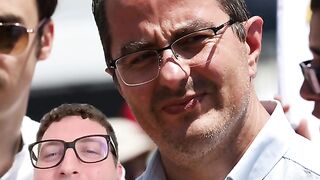 ПРОТЕСТИРА ПРОТИВ ЕВРОТО ,НО СМЕТКИТЕ МУ СА В ЕВРО