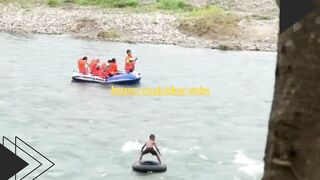 Di tengah kesibukan tim SAR menyusuri sungai deras, ada aja kelakuan bocah satu ini