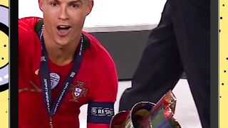 Momen angkat trophy Cristiano bersama Portugal setelah menumbangkan spanyol dalam laga Final Uefa National League 2024/25