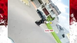 Bukan nya ditolongin