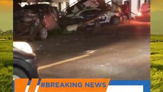 Ngeri banget... Tiga mobil tabrakan sampai nabrak rumah warga di Burneh. Bayangin lagi di rumah, tiba-tiba tembok dijebol mobil ????