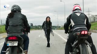 Savaş Nazlı ya Laf Atan Adamla Motor Yarışı Yaptı! - Güneşin Kızları 25. Bölüm | Savas and Nazli | Sunehri Titliyan |