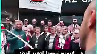 في النرويج ينشدون نشيد فدائي ( السلام الوطني الفلسطيني)