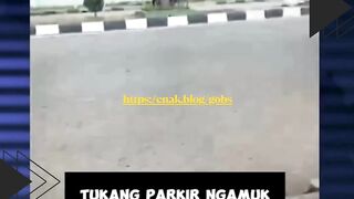 tukang parkir ngamuk mau pukul ojol pake martil????????