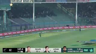 5th Wicket | A second strike for the debutant Usama Mir ????    He gets the big wicket of Tom Latham ☝️  #PAKvNZ | #TayyariKiwiHai