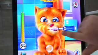 Teaching kids together by brushing teeth