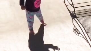 Bacha apny saaye se dar gaya????
