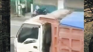 detik detik pengendara sepeda motor terhimpit truck dan MD di tempat