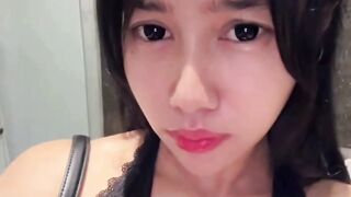 Cewe sendirian di kamar mandi ngapain kira kira