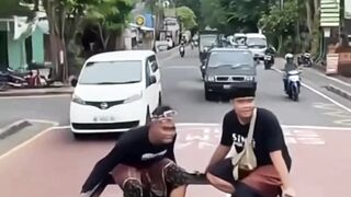Trollinya lagi ngambek parah sama gandengannya????????????