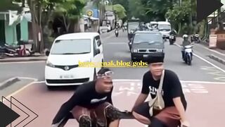 Troli nyangkut di mobil, eh... tiba-tiba lepas! ????