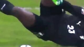 Kesalahan gila dari kiper ini bikin semua orang nggak percaya! ????????