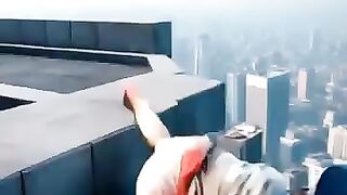 A_police_baby_fell_down_from_a_building_????