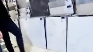 Video Pembeli Diusir Pemilik Toko, Dinilai Tak Beretika Tunjuk Keramik Pakai Kaki