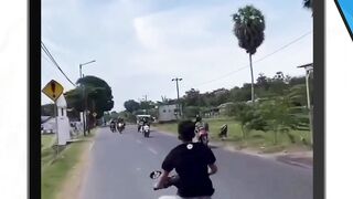 nah lohh kebanyakan gaya sih