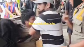 ???? Aksi Satpol PP razia yang menggunakan kekerasan terhadap pria tunanetra ini benar-benar memprihatinkan.