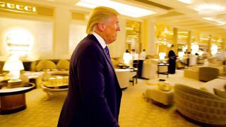Donald Trump & Wladimir Putin, als Verkäufer in Gucci & Prada Stores – auf der ganzen Welt!????????