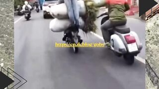 Kalau motor udah penuh sama rumput, solusinya? Ya berdiri aja di atas motor! ????????