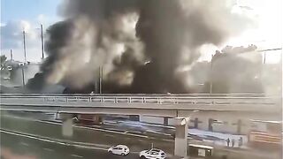 حرائق كبيرة في #حيفا بعد استهداف صاروخ إيراني للمنطقة قبل قليل