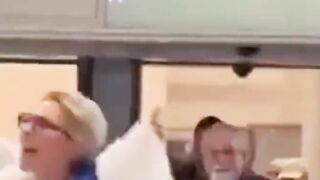 Kabur dari Serangan Dahsyat Iran! Video Warga Israel Disoraki dan Diusir saat Tiba di Prancis
