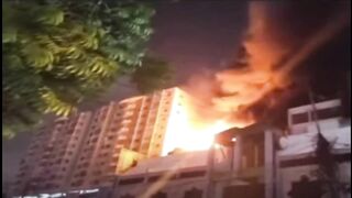 Karachi Fire breaks out in shopping mall on Rashid Minhas Road