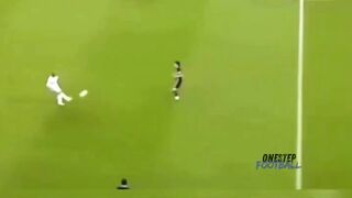 FIFA punya aturan tegas: nggak boleh sentuh bola 2x berturut!