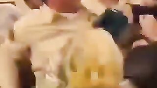 اسرائيليين يضربون وزير الدفاع الاسرائيلي الذى الذى تلقى علقة ساخنة اليوم
