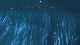 عندما حاول العمالقة الهجوم علي السور الجليدي.