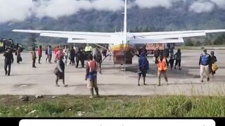 Video KKB Serang Bandara Ilaga Papua ‘Kontak Tembäk Pecah’ Seluruh Penerbangan Dihentikan Sementara