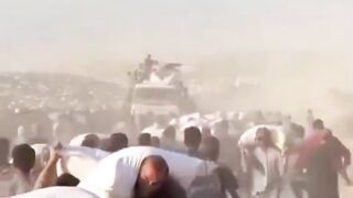 Video Penampakan Ribuan Warga Gaza Bawa Bantuan Sembari Hadapi Ancaman Maut